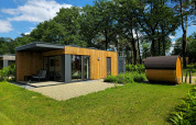 Villa vacacional moderna con fachada de madera y sauna exterior en Hofparken Wiltershaar, Países Bajos.
