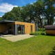 Moderne Ferienvilla mit Holzfassade und privater Sauna im Grünen im Hofparken Wiltershaar, Niederlande.
