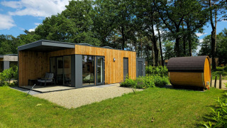 Villa vacacional moderna con fachada de madera y sauna exterior en Hofparken Wiltershaar, Países Bajos.