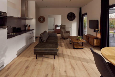Interior de villa de vacaciones accesible para sillas de ruedas con cocina moderna y sala de estar en Países Bajos.