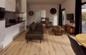 Interior de villa de vacaciones accesible para sillas de ruedas con cocina moderna y sala de estar en Países Bajos.