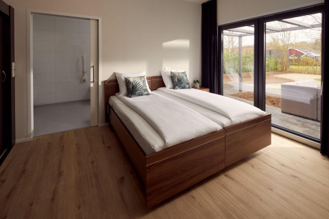 Toegankelijke slaapkamer in Holiday Villa Amalia 2 met dubbel bed en uitzicht op het terras.