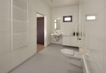 Baño accesible para sillas de ruedas en la villa Amalia 2 de Hofparken Wiltershaar, Países Bajos, moderno y amplio.