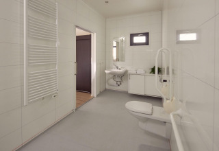Baño accesible para sillas de ruedas en la villa Amalia 2 de Hofparken Wiltershaar, Países Bajos, moderno y amplio.