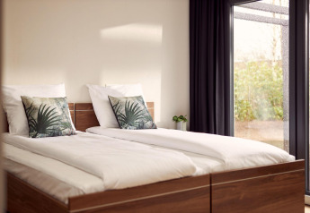 Moderne slaapkamer in rolstoelvriendelijk vakantiehuis Amalia 2 bij Hofparken Wiltershaar, Nederland.