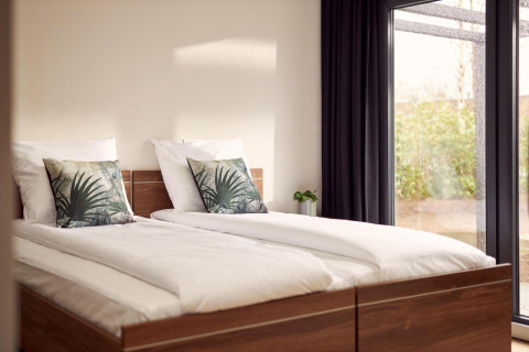 Modernes Schlafzimmer in der barrierefreien Ferienvilla Amalia 2 im Hofparken Wiltershaar, Niederlande.