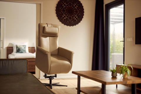 Salon avec fauteuil accessible en fauteuil roulant dans la villa Amalia 2 à Hofparken Wiltershaar, Pays-Bas.