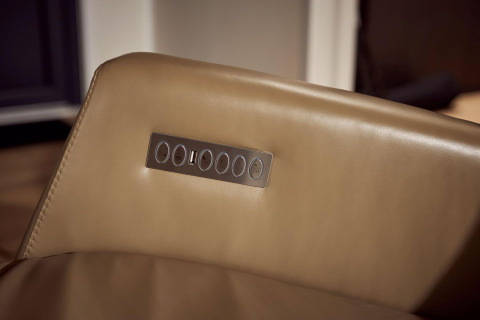 Kontrolpanel med knapper og USB-port på armlænet af en lænestol i Holiday villa Amalia 2 i Holland.