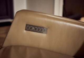 Kontrolpanel med knapper og USB-port på armlænet af en lænestol i Holiday villa Amalia 2 i Holland.