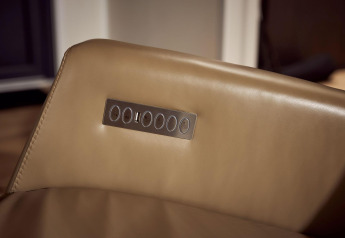 Kontrolpanel med knapper og USB-port på armlænet af en lænestol i Holiday villa Amalia 2 i Holland.