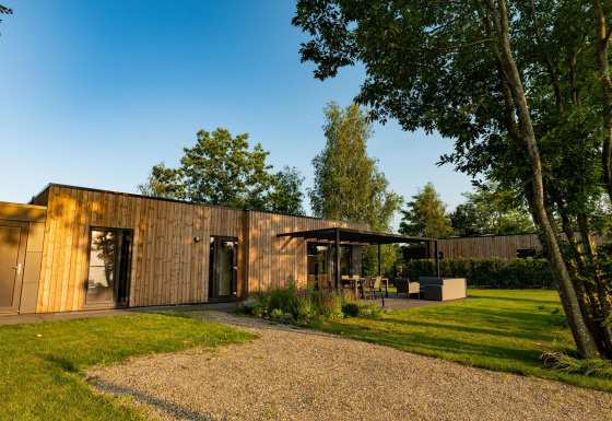 Moderne feriebolig Amalia 6 ved Hofparken Wiltershaar, med træbeklædning og udendørs terrasse i Holland.
