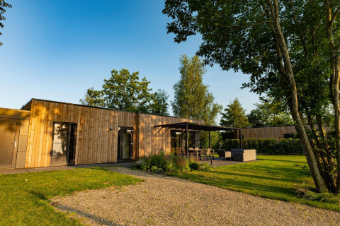 Villa de vacances Amalia 6 au Hofparken Wiltershaar, Pays-Bas, façade en bois et terrasse extérieure moderne.