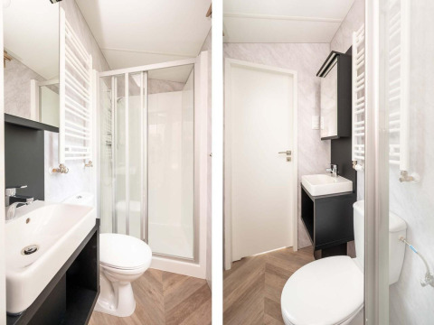 Bagno moderno e compatto nel Cozy Chalet al Veluwepark de Bosgraaf, Paesi Bassi, con box doccia.