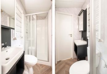 Baño moderno y compacto en Cozy Chalet en Veluwepark de Bosgraaf, Países Bajos, con ducha.