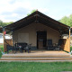 Tenda safari con veranda in legno e sedute esterne al Camping Vallée de L'Our in Lussemburgo, vista fuori.