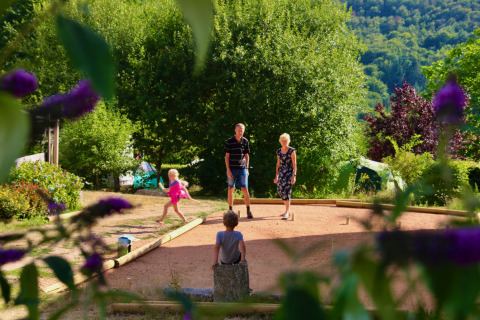 Famiglia che si diverte e gioca all'aperto al Camping Domaine La Chabanne in Alvernia-Rodano-Alpi, Francia.