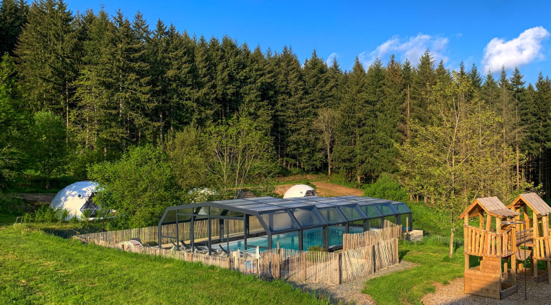 Urlaubspark Domaine La Chabanne in Auvergne-Rhône-Alpes, Frankreich, mit überdachtem Pool und Natur.