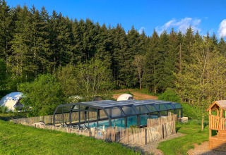 Parque vacacional Camping Domaine La Chabanne en Auvergne-Rhône-Alpes con piscina cubierta y bosque.