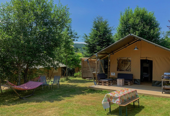 Tienda Safari Greenlodge con baño privado, zona de descanso exterior, hamaca y barbacoa en la naturaleza.