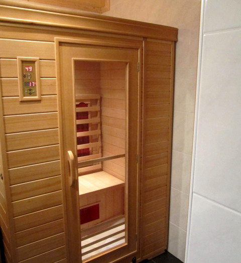 Houten sauna met glazen deur en digitaal bedieningspaneel bij Mode Sauna, De Zanding, Nederland.
