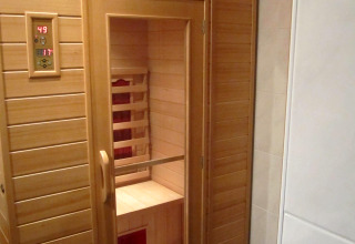 Houten sauna met glazen deur en digitaal bedieningspaneel bij Mode Sauna, De Zanding, Nederland.