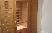 Houten sauna met glazen deur en digitaal bedieningspaneel bij Mode Sauna, De Zanding, Nederland.