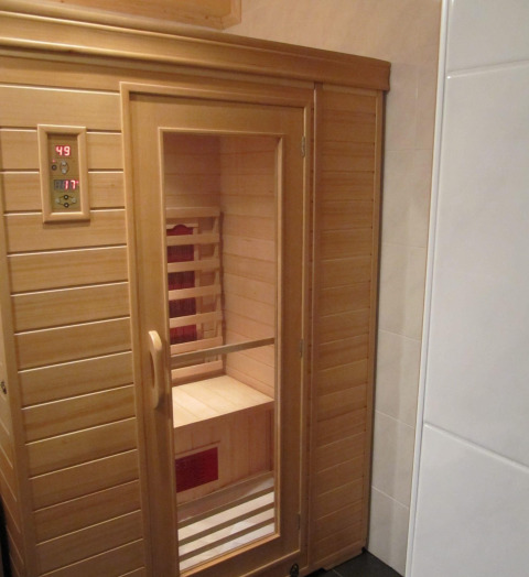 Sauna de madera con puerta de cristal y panel digital en Mode Sauna, De Zanding, Países Bajos.