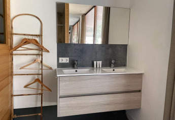 Modernes Badezimmer in Mode Sauna, De Zanding, Niederlande, mit Doppelwaschbecken und Handtuchleiter.