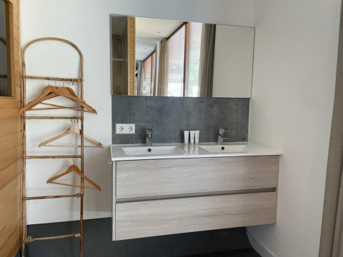 Salle de bains moderne à Mode Sauna, De Zanding, Pays-Bas, avec double vasque, échelle en bambou et miroir.