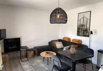Moderne Lodge Mode Sauna in De Zanding, Niederlande, mit stilvollem Wohnzimmer und gemütlicher Atmosphäre.