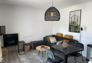Moderne Lodge Mode Sauna in De Zanding, Niederlande, mit stilvollem Wohnzimmer und gemütlicher Atmosphäre.
