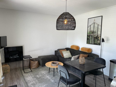 Moderne Lodge Mode Sauna in De Zanding, Niederlande, mit stilvollem Wohnzimmer und gemütlicher Atmosphäre.