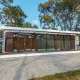 Modernes Mode Sauna-Lodge bei De Zanding in den Niederlanden, umgeben von hohen Bäumen und stilvollem Ambiente.