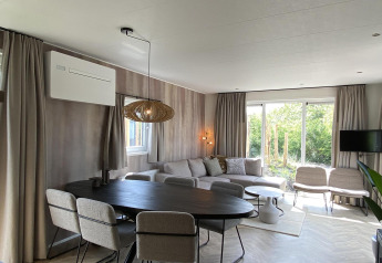 Soggiorno moderno presso Zonneweelde Lodge XL al Camping Zonneweelde nei Paesi Bassi, arredamento elegante.