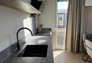 Encimera y fregadero modernos en la Zonneweelde Lodge XL en Camping Zonneweelde, Países Bajos