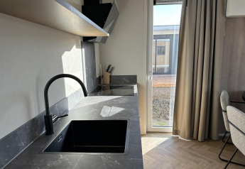 Moderne keuken en spoelbak in de Zonneweelde Lodge XL bij Camping Zonneweelde, Nederland