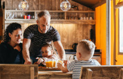 Una familia disfruta del desayuno juntos en la tienda safari Vecht Glamping Lodge en Beerze Bulten, Países Bajos.
