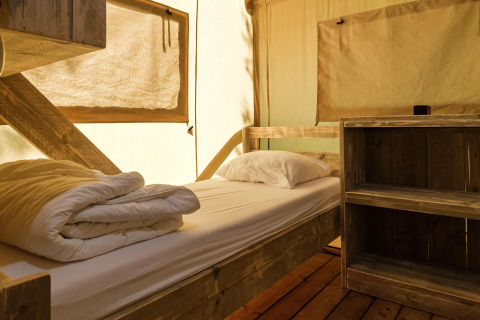 Vista interior de una acogedora tienda safari Vecht Glamping Lodge en Beerze Bulten, Países Bajos.