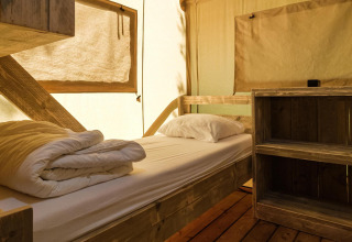 Vista interior de una acogedora tienda safari Vecht Glamping Lodge en Beerze Bulten, Países Bajos.