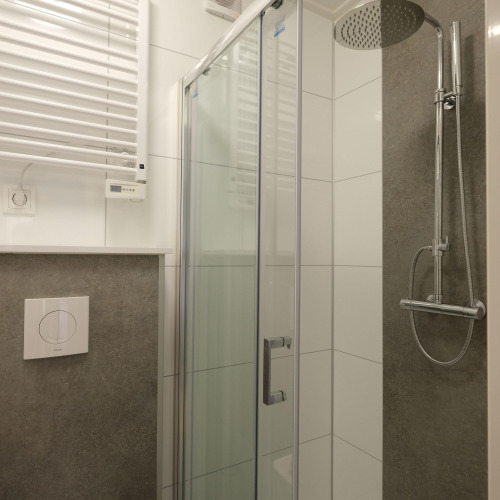 Cabina de ducha moderna con puerta de vidrio y ducha tipo lluvia en Amalia Familia, Hofparken Wiltershaar, Países Bajos.