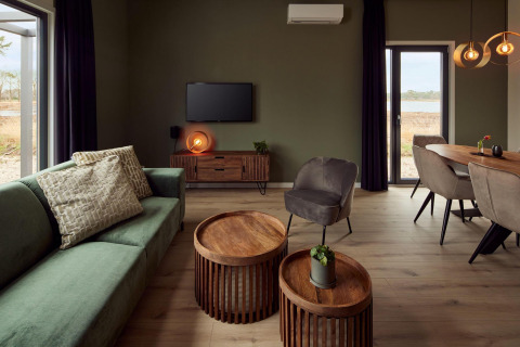 Wohnzimmer der Holiday Villa Amalia 6 im Hofparken De Bergvennen in den Niederlanden mit stilvoller Einrichtung.