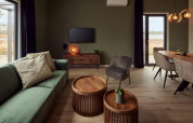 Wohnzimmer der Holiday Villa Amalia 6 im Hofparken De Bergvennen in den Niederlanden mit stilvoller Einrichtung.