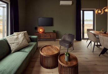 Wohnzimmer der Holiday Villa Amalia 6 im Hofparken De Bergvennen in den Niederlanden mit stilvoller Einrichtung.
