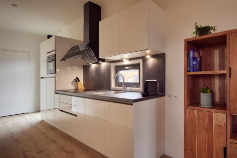 Moderne keuken in Holiday villa Amalia 6 bij Hofparken De Bergvennen, Nederland.