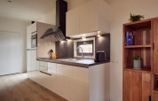 Moderne keuken in Holiday villa Amalia 6 bij Hofparken De Bergvennen, Nederland.