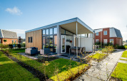 Casa diminuta moderna Knilles Luxe en Tusken de Marren, Países Bajos, con terraza y jardín soleado.