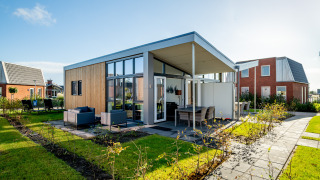Modernes Tiny House Knilles Luxe bei Tusken de Marren, Niederlande, mit Terrasse und Garten.
