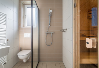 Bagno moderno nella tiny house Knilles Luxe a Tusken de Marren, Paesi Bassi, con doccia e sauna.