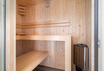 Interno di una sauna moderna con pannelli in legno chiaro al Knilles Luxe, Tusken de Marren, Paesi Bassi.