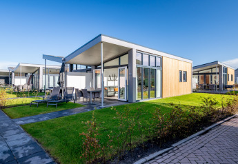 Modernes Tiny House Knilles Luxe bei Tusken de Marren in den Niederlanden mit Garten und Terrasse.